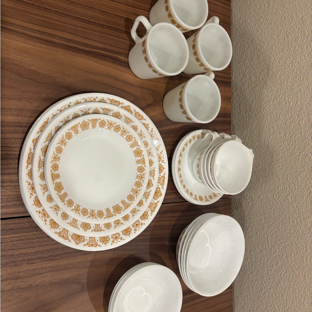Elegant Gold Patterned Dinnerware Set